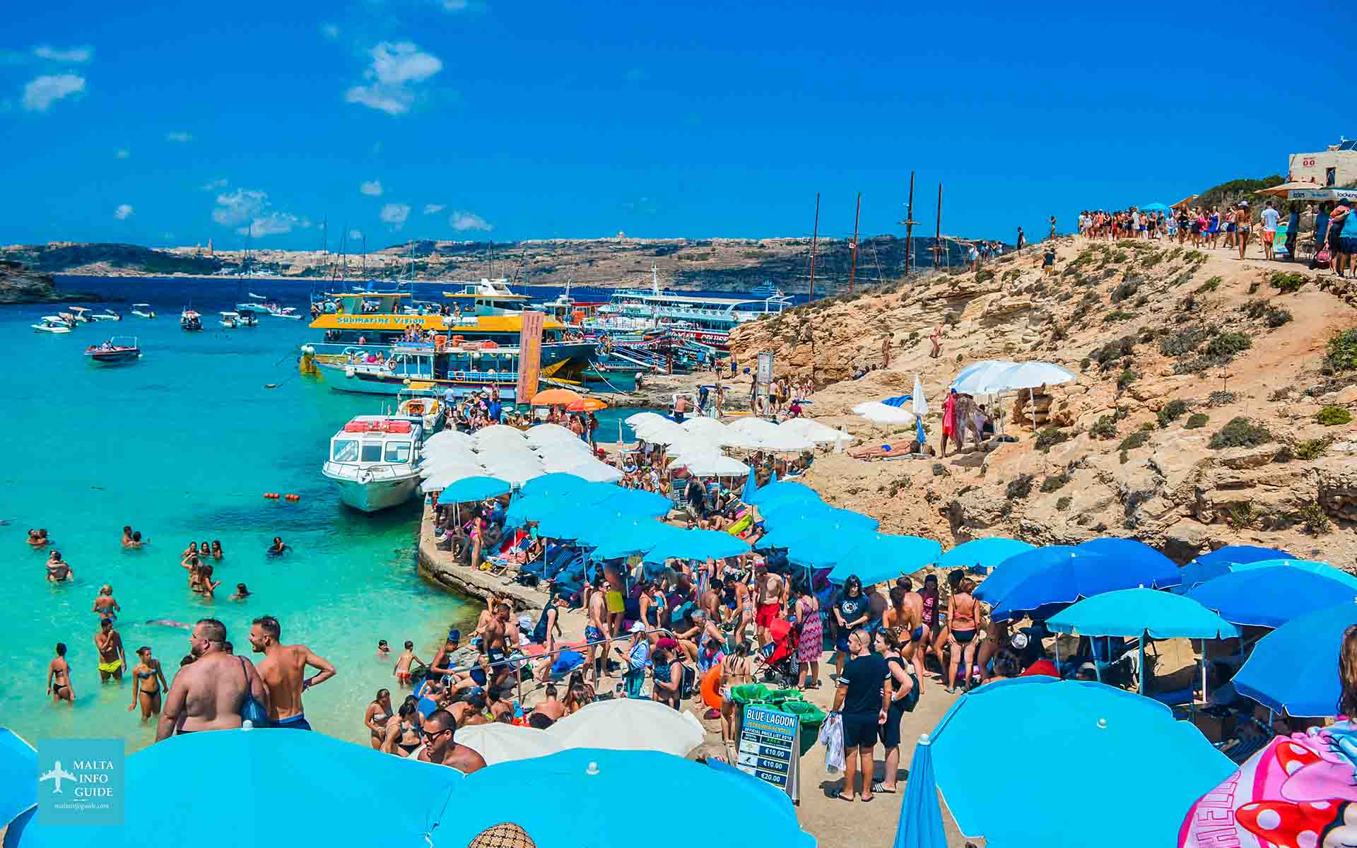 Les gens prennent un bain de soleil au Blue Lagoon Comino.