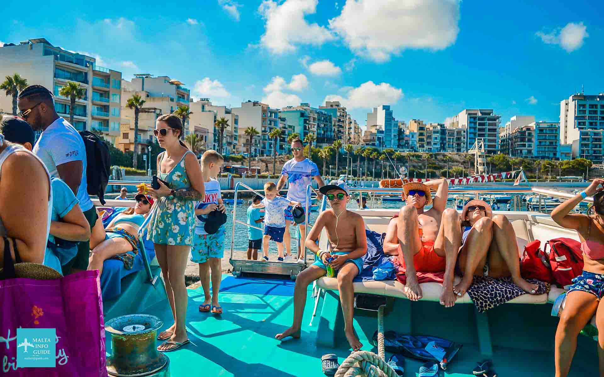 Ludzie wsiadający na katamaran.