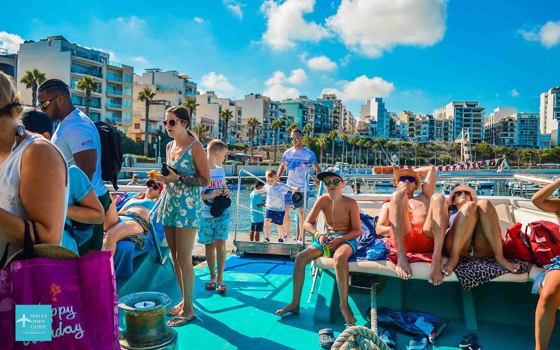 Les personnes montant sur le catamaran.