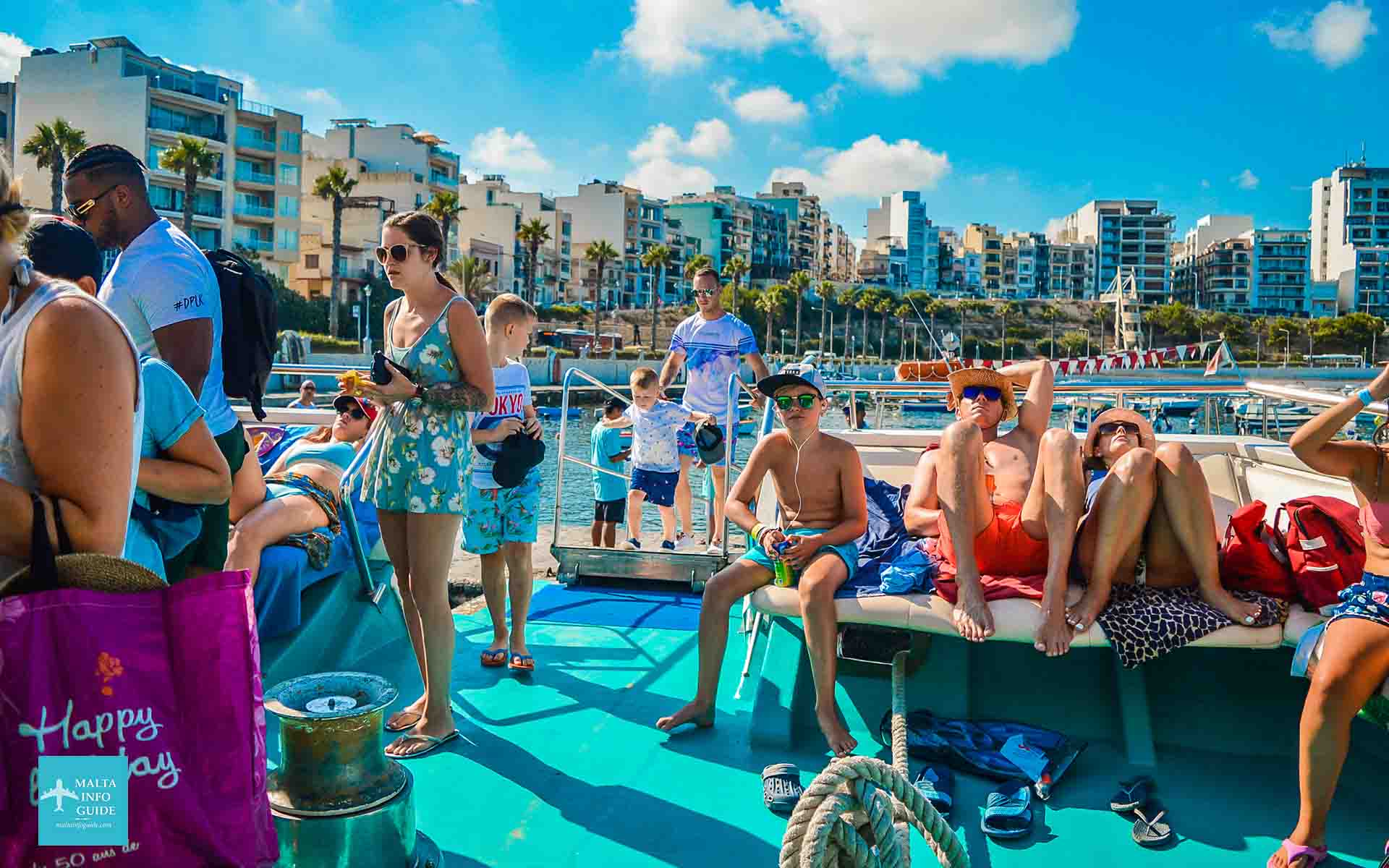 Gente subiendo al catamarán.