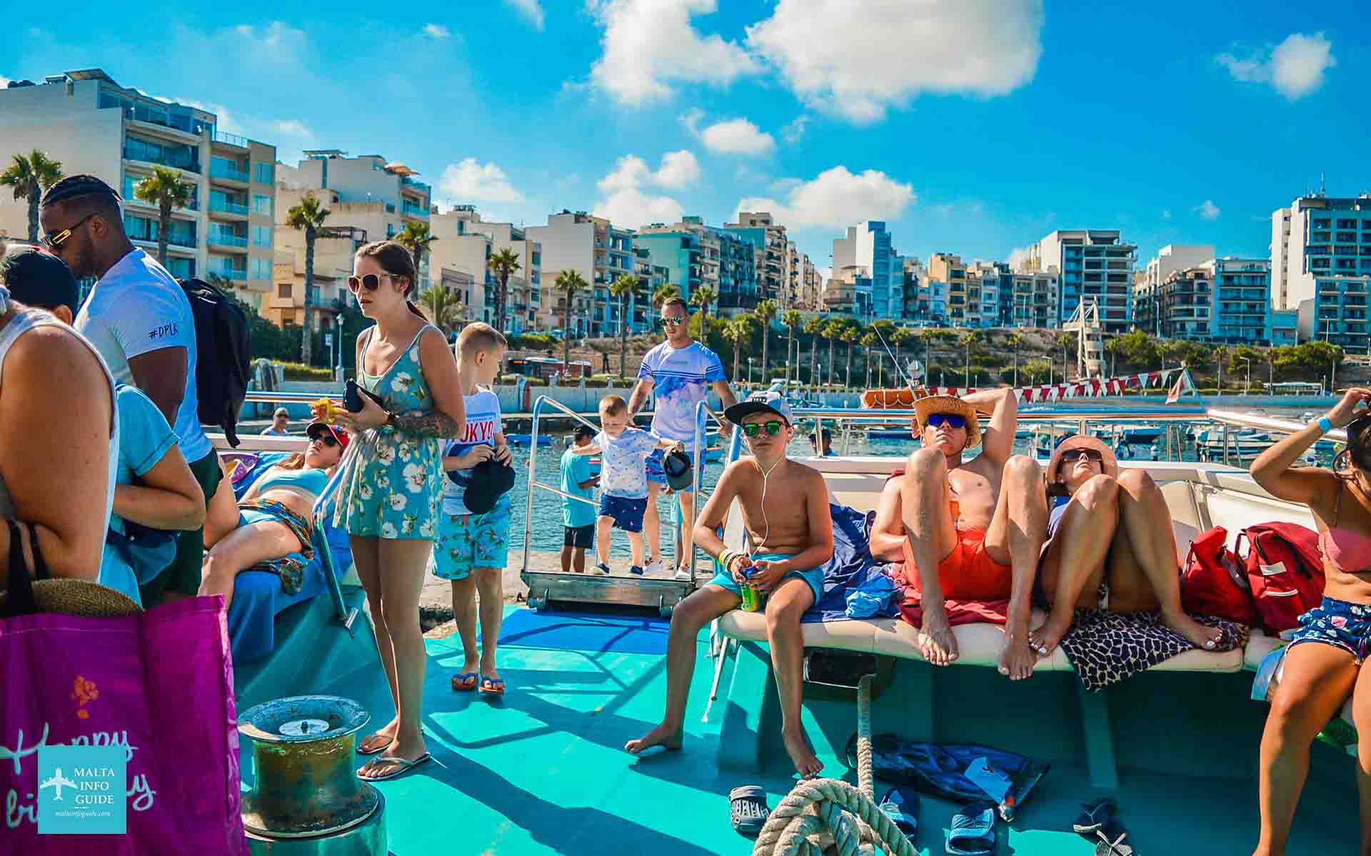 La gente sale sul catamarano