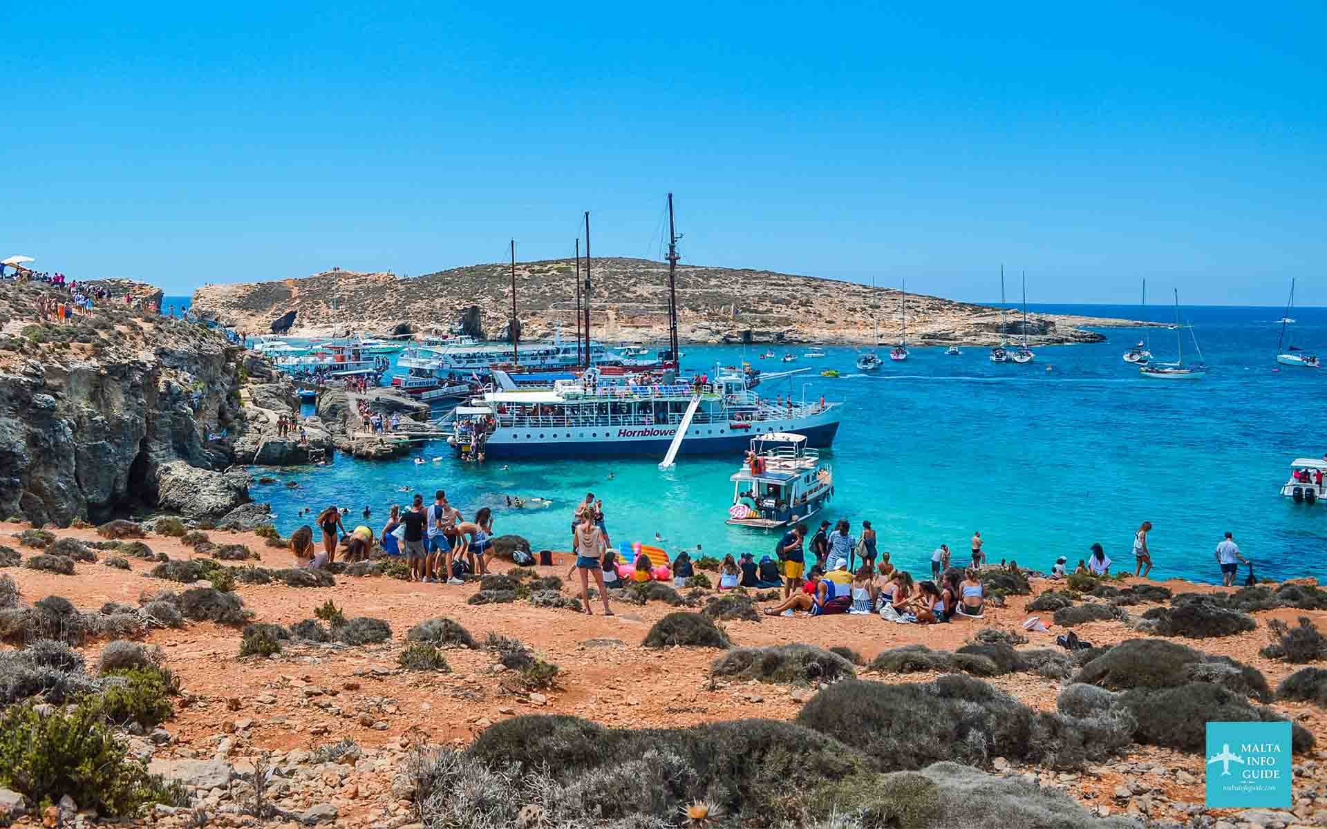 Una veduta delle barche ormeggiate all'isola di Comino