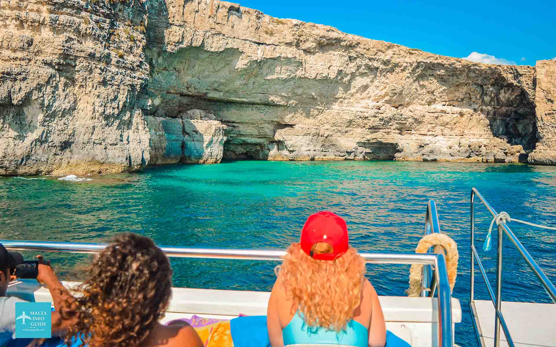 Personas viendo al Conde de Montecristo desde el barco.