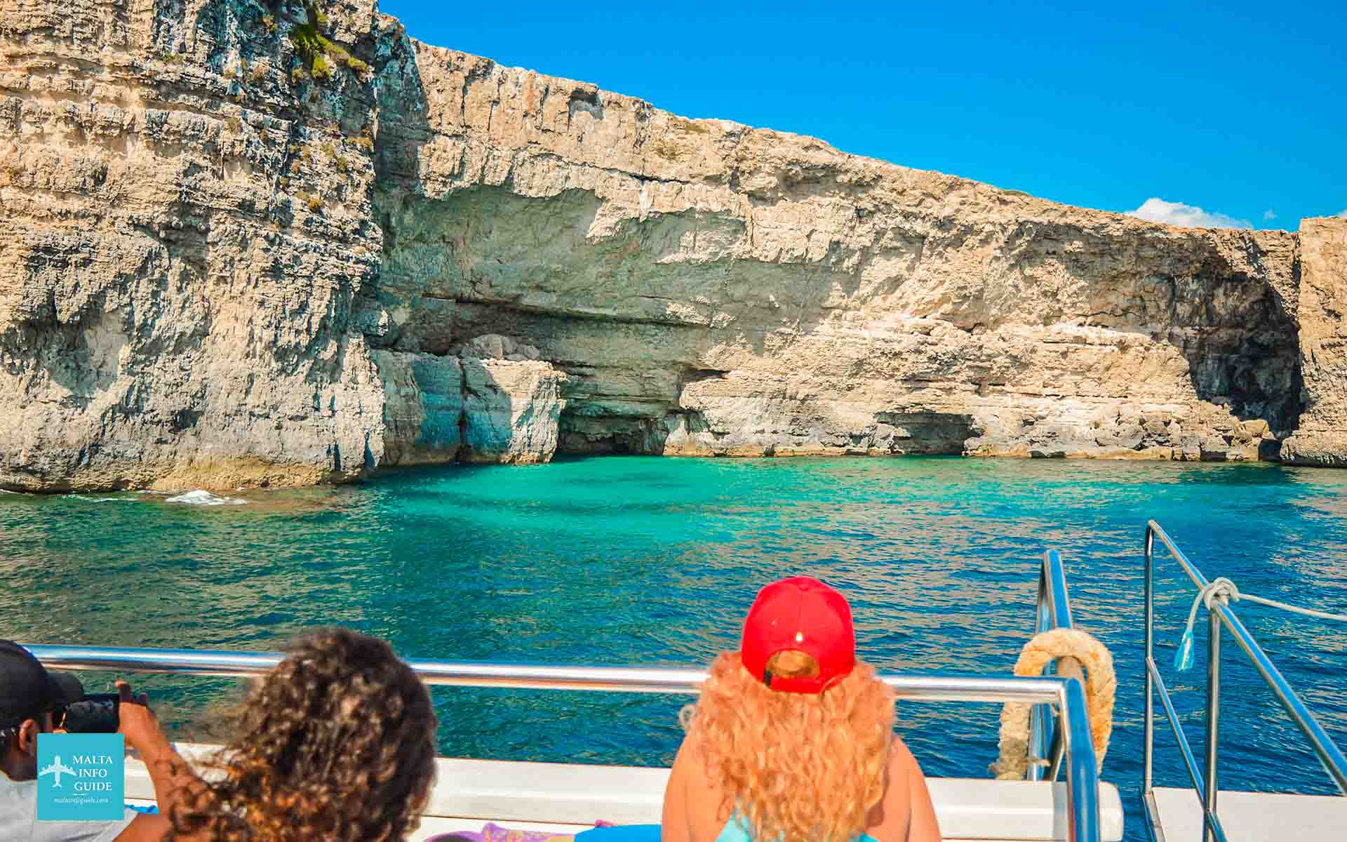 Persone che vedono la grotta usata per il film il Conte di Montecristo