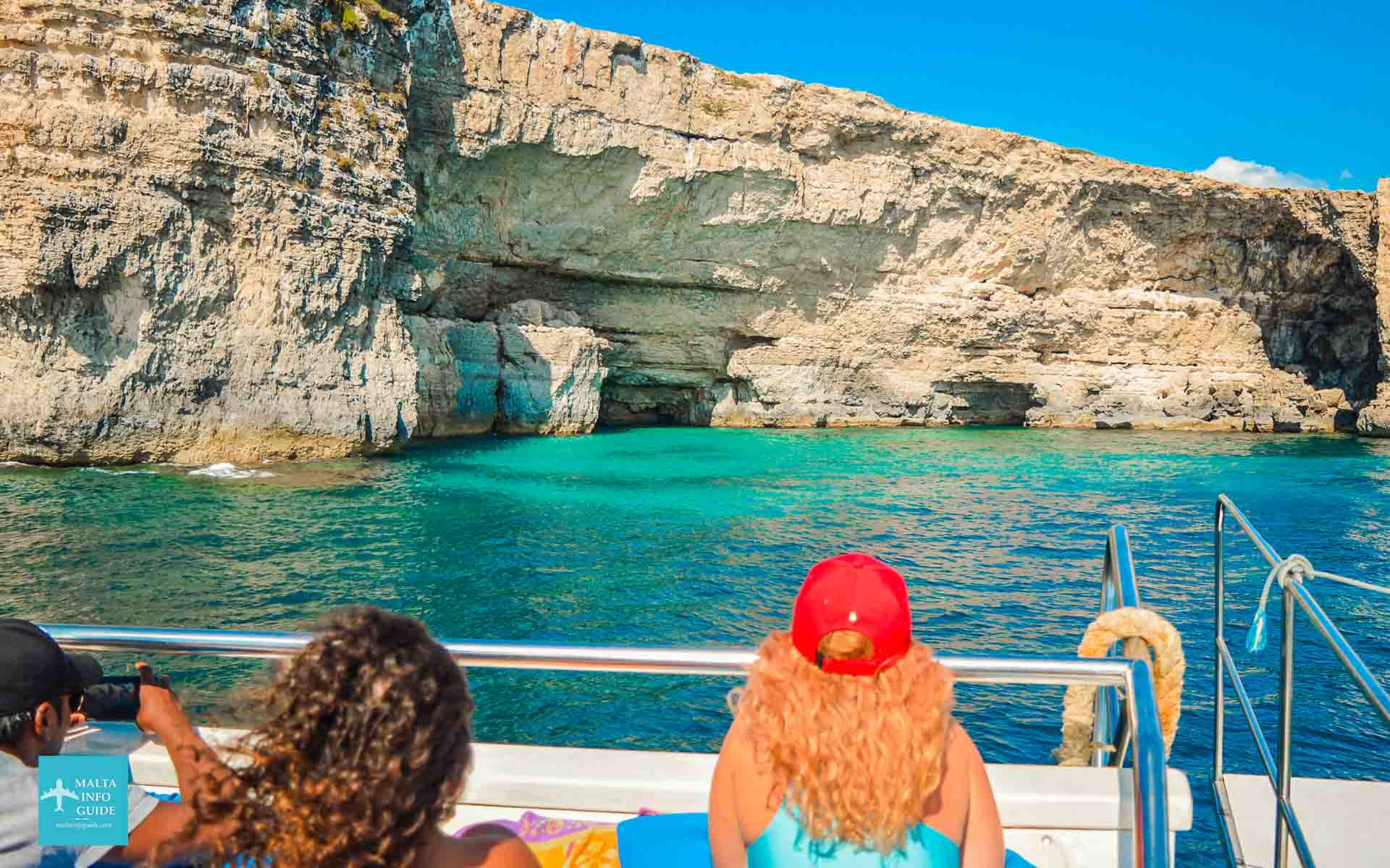 Personnes voyant la grotte du comte de Monte Cristo depuis le bateau.