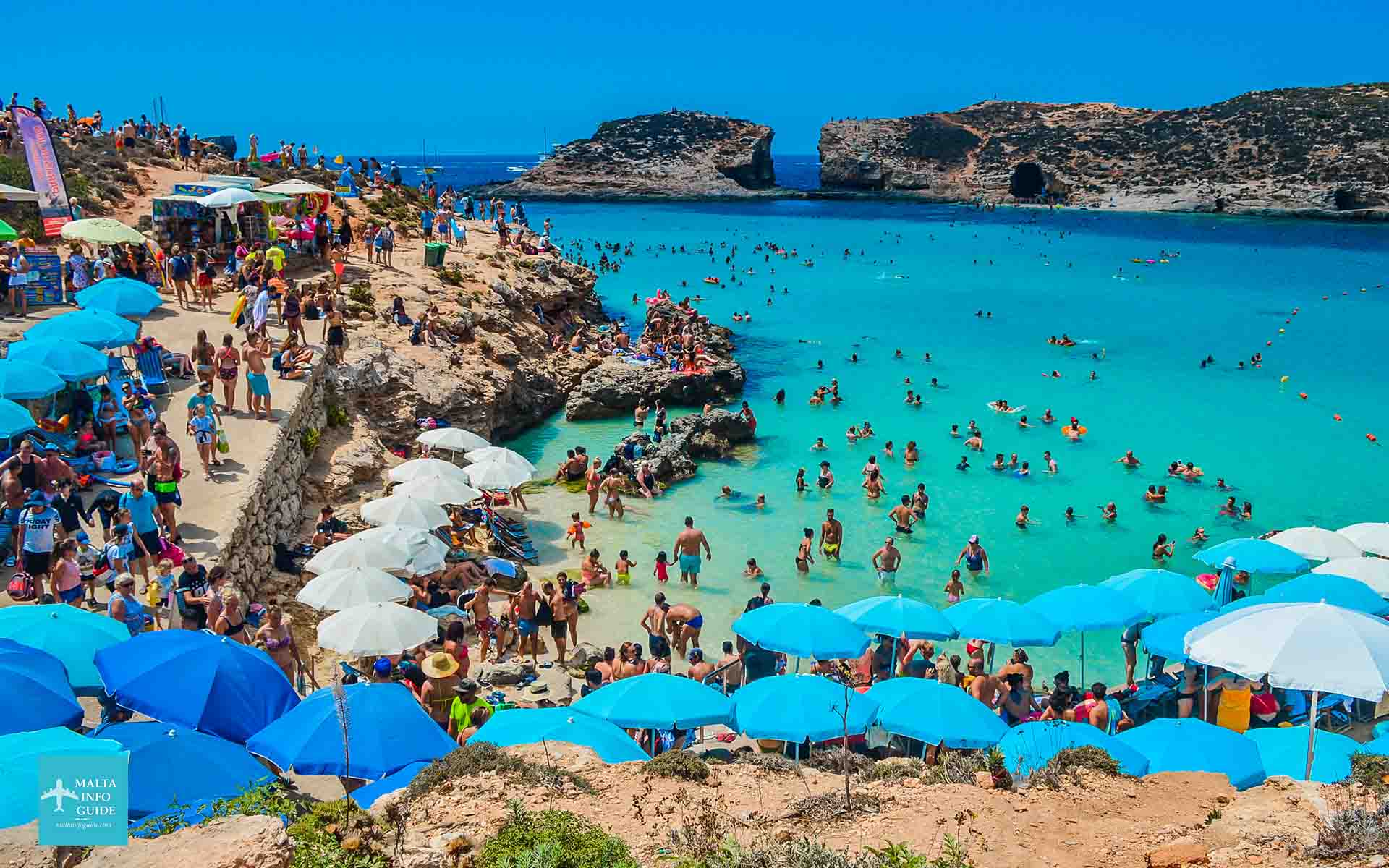 Isla de Comino llena de gente.