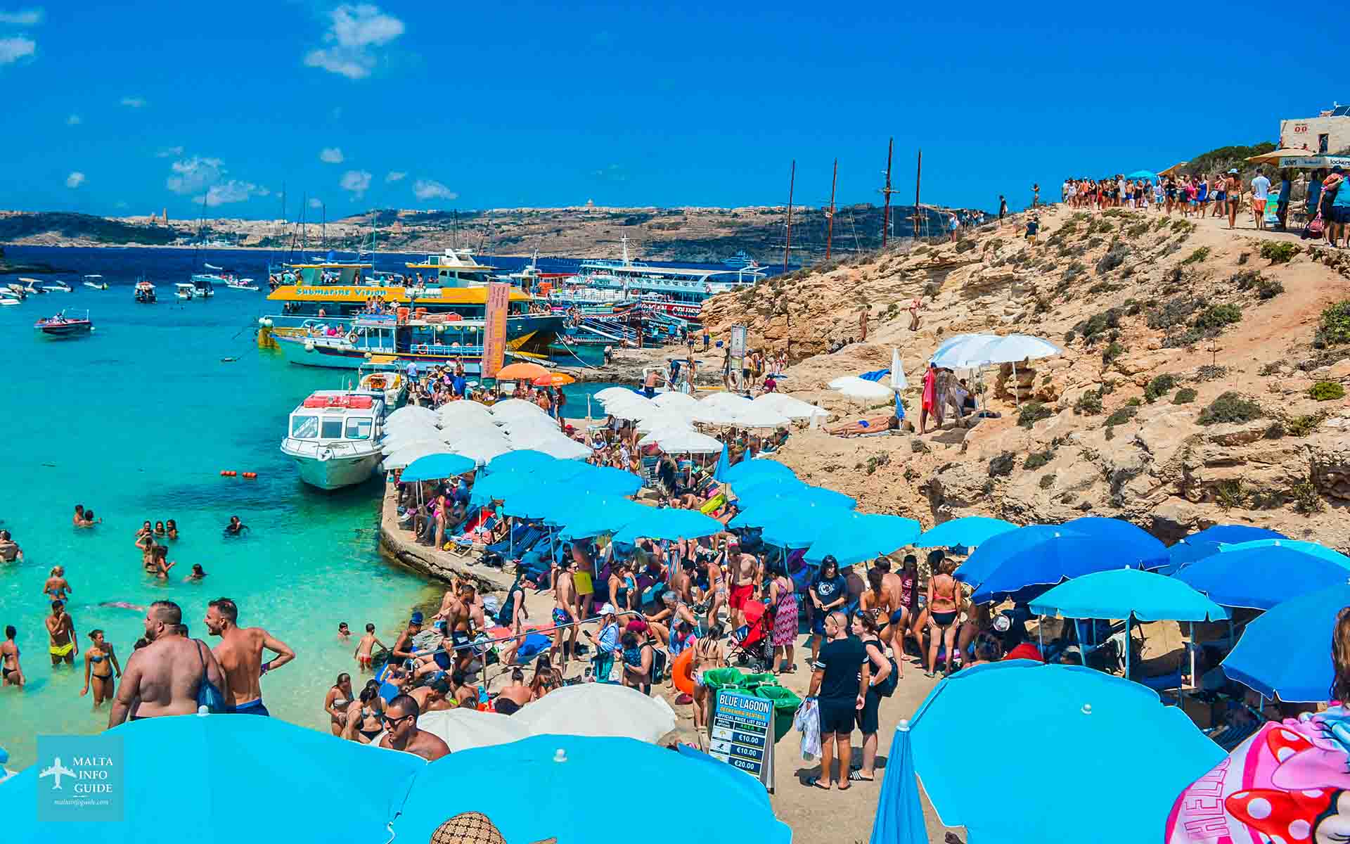 Persone che prendono il sole a Blue Lagoon Comino