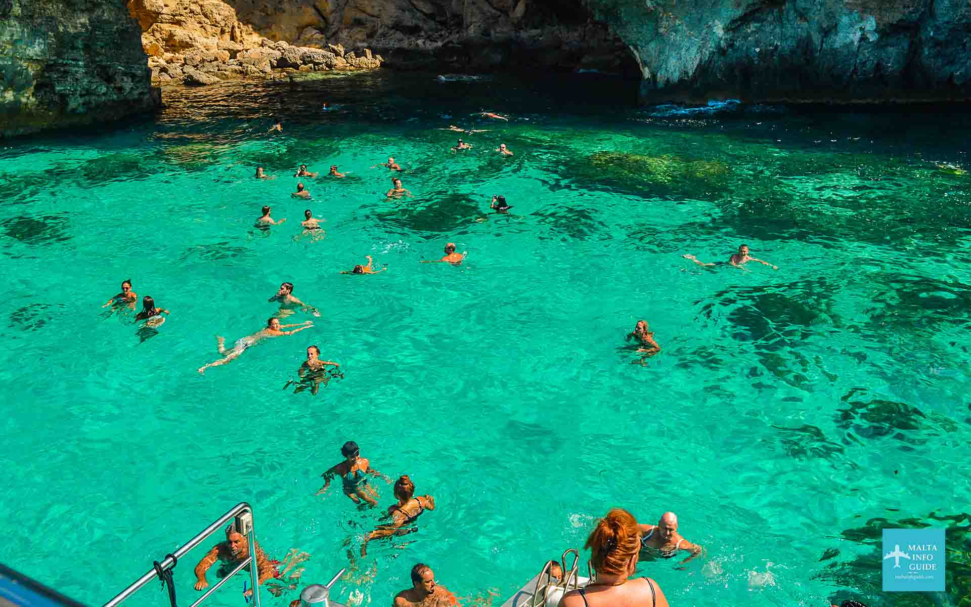Dos pasajeros viendo la cueva del Conde de Montecristo.