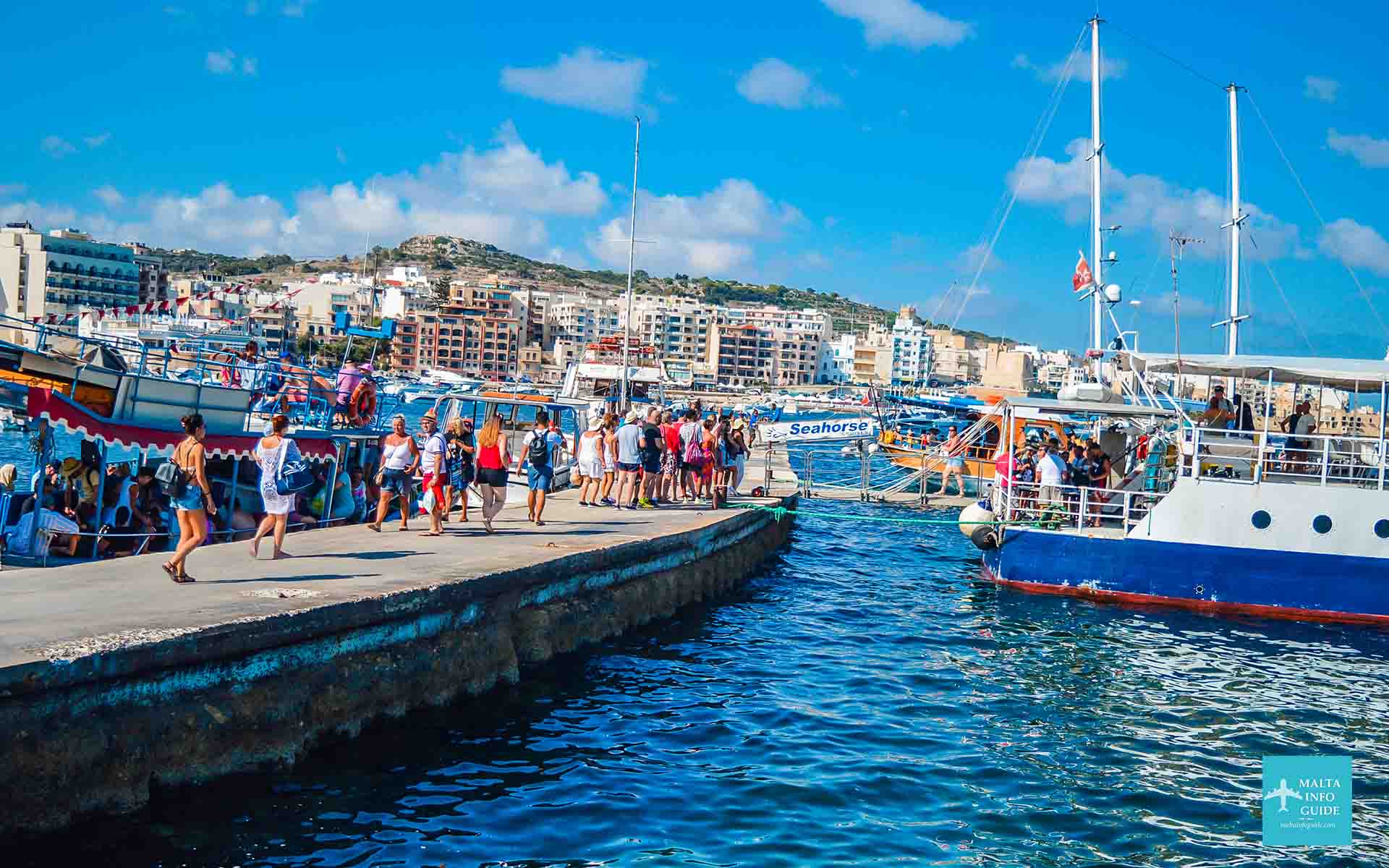 Ponton w St. Paul's Bay Malta, z którego odpływa łódź.