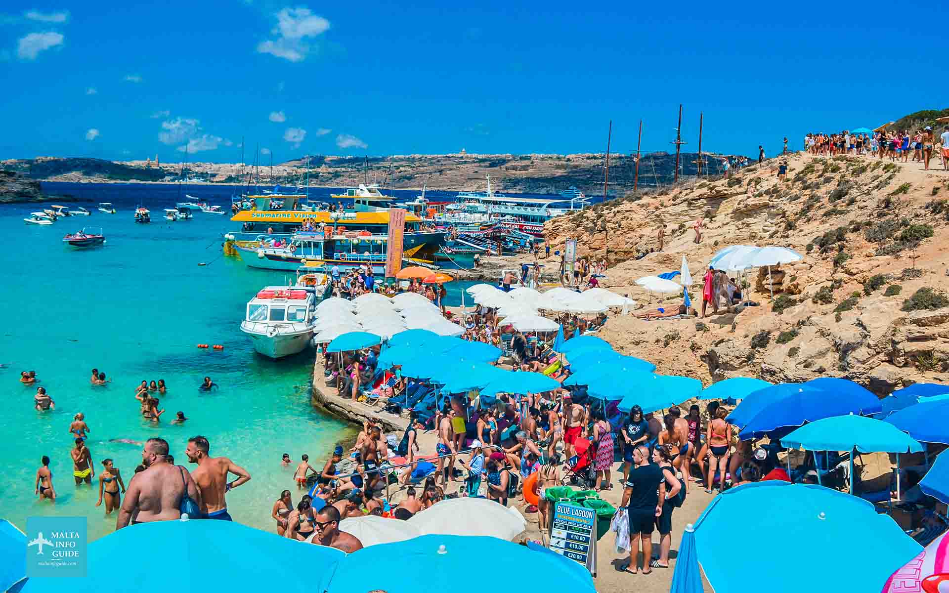 Ludzie opalający się w Błękitnej Lagunie Comino.