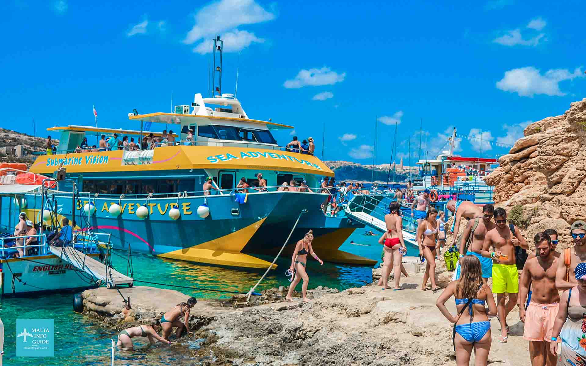 Sea Adventure excursiones catamarán amarrado en Blue Lagoon Comino.