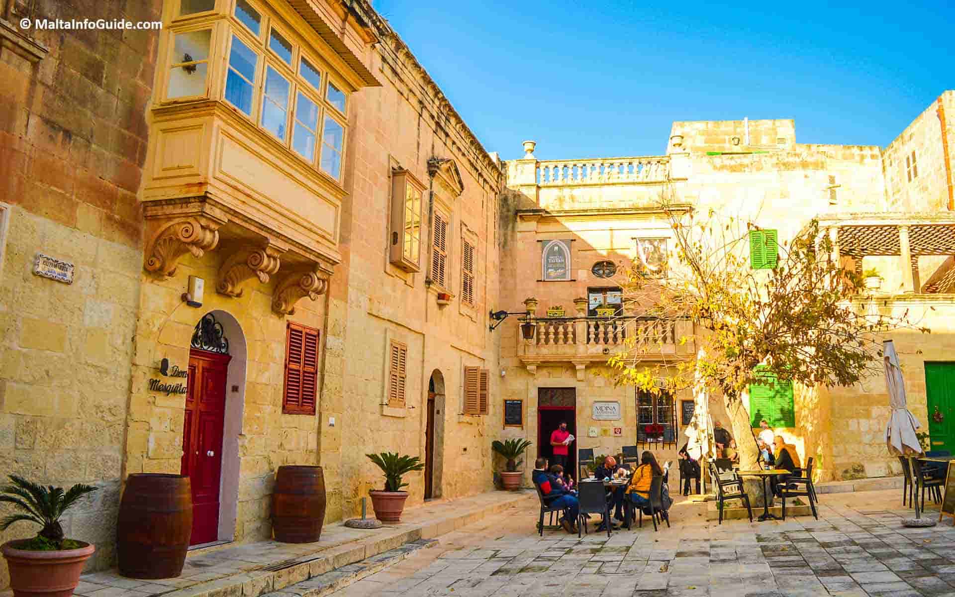 Mesquita square where the audiovisual show is located. Mesquita square where the audiovisual show is located.