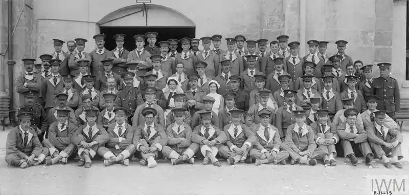 Photograph of British soldiers and medical staff in Malta during World War I.