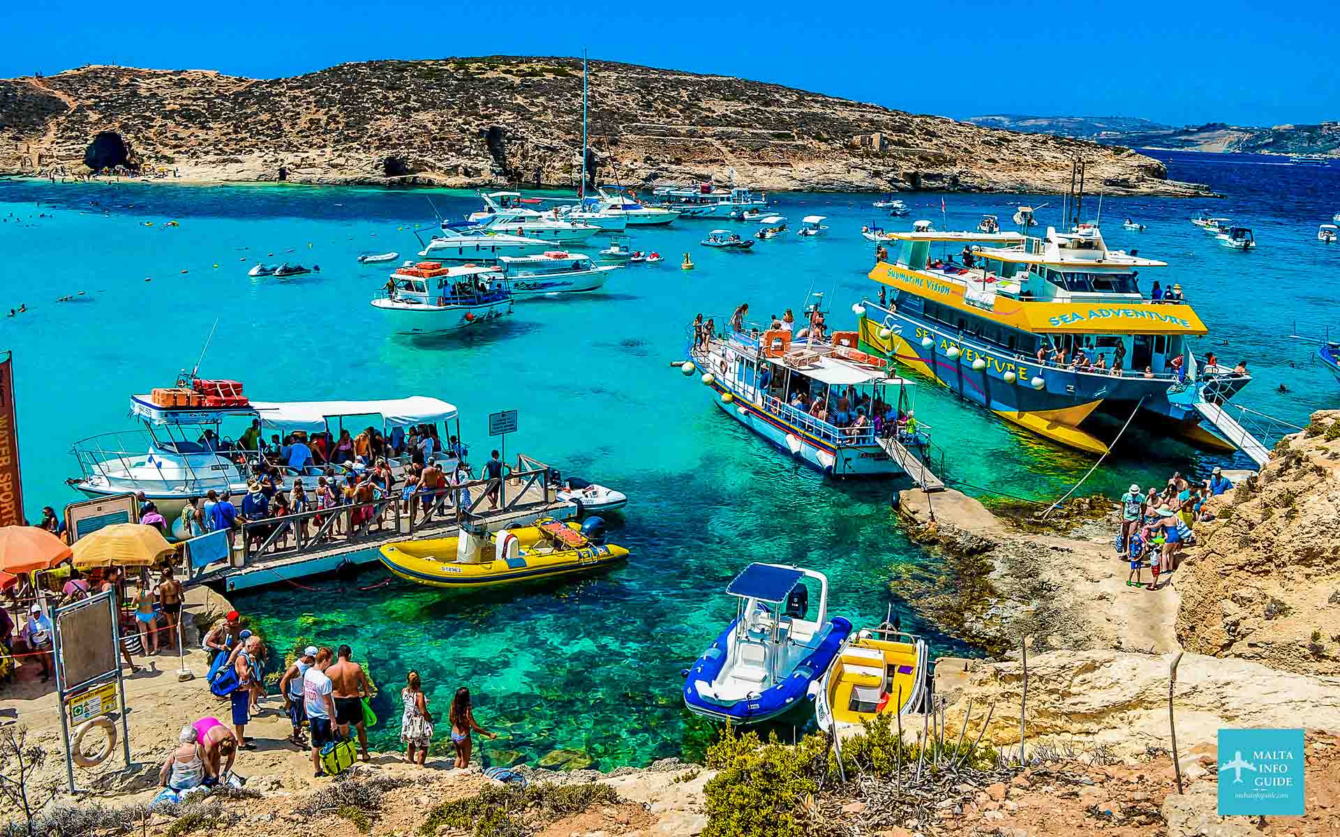 Łodzie zacumowane na wyspie Comino