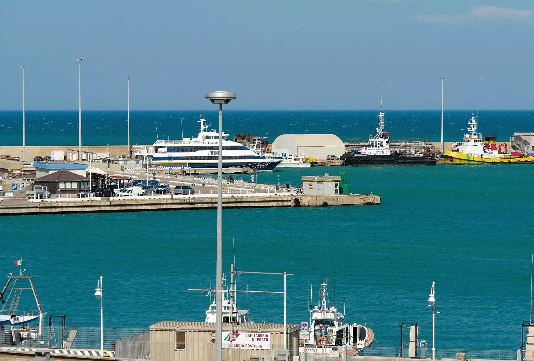 Terminal dei traghetti di Pozzallo e area del molo.