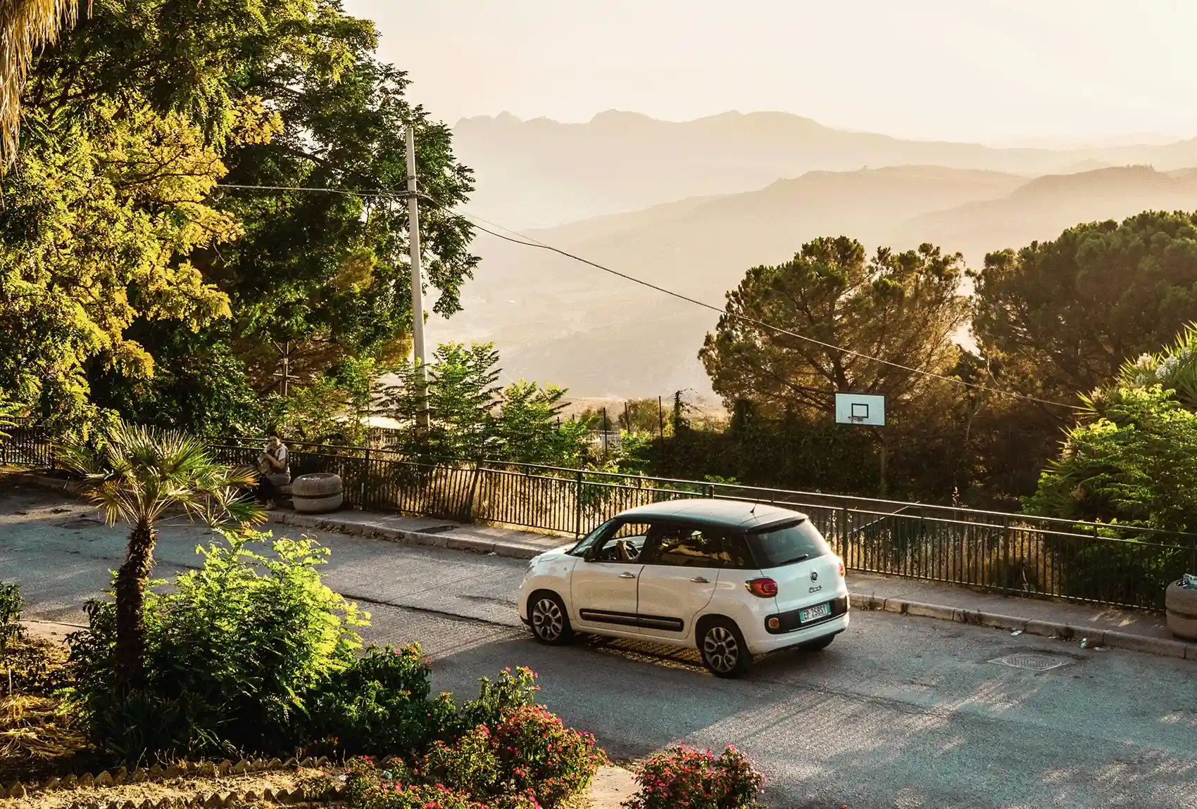 Guida in auto attraverso la campagna siciliana.