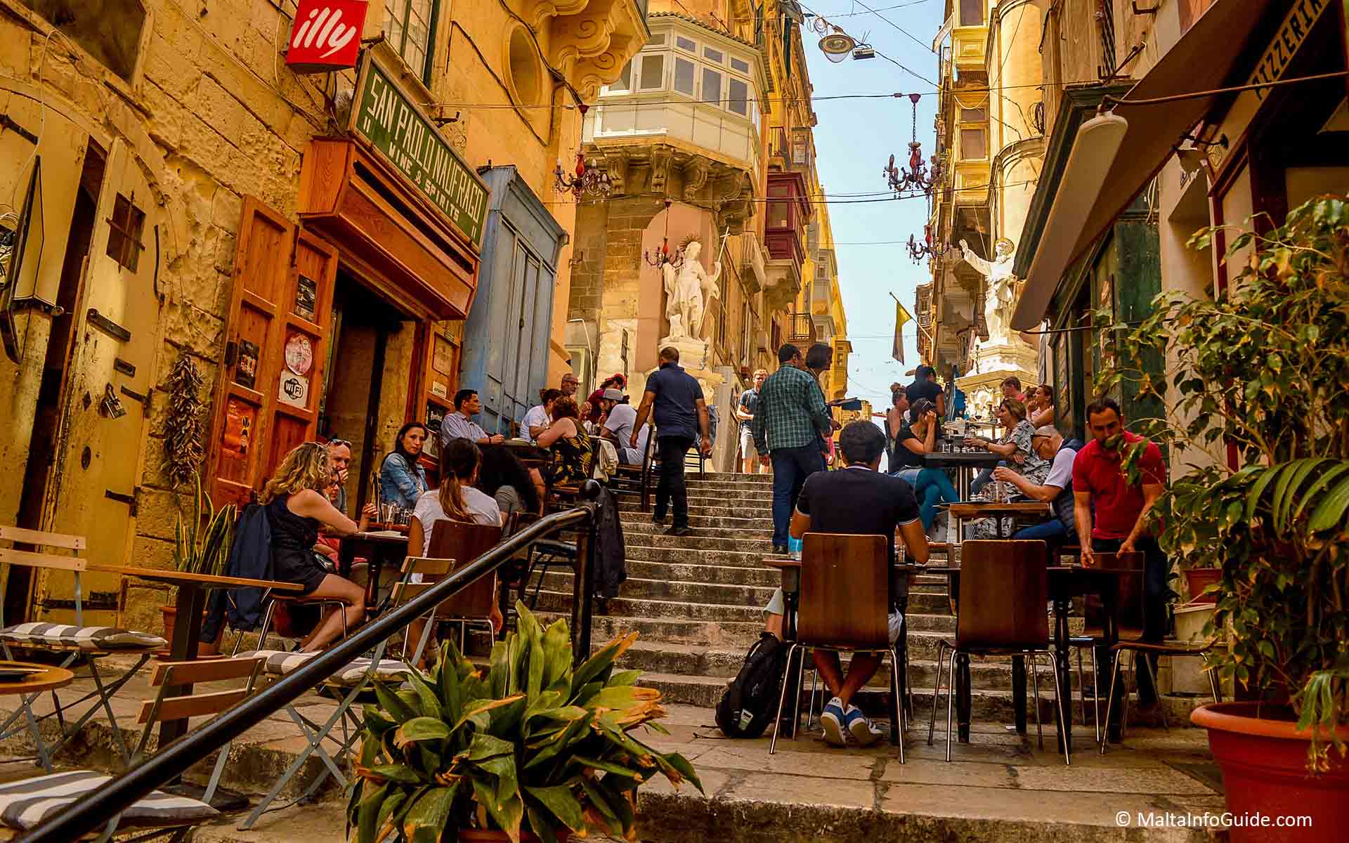 People having lunch at Valletta