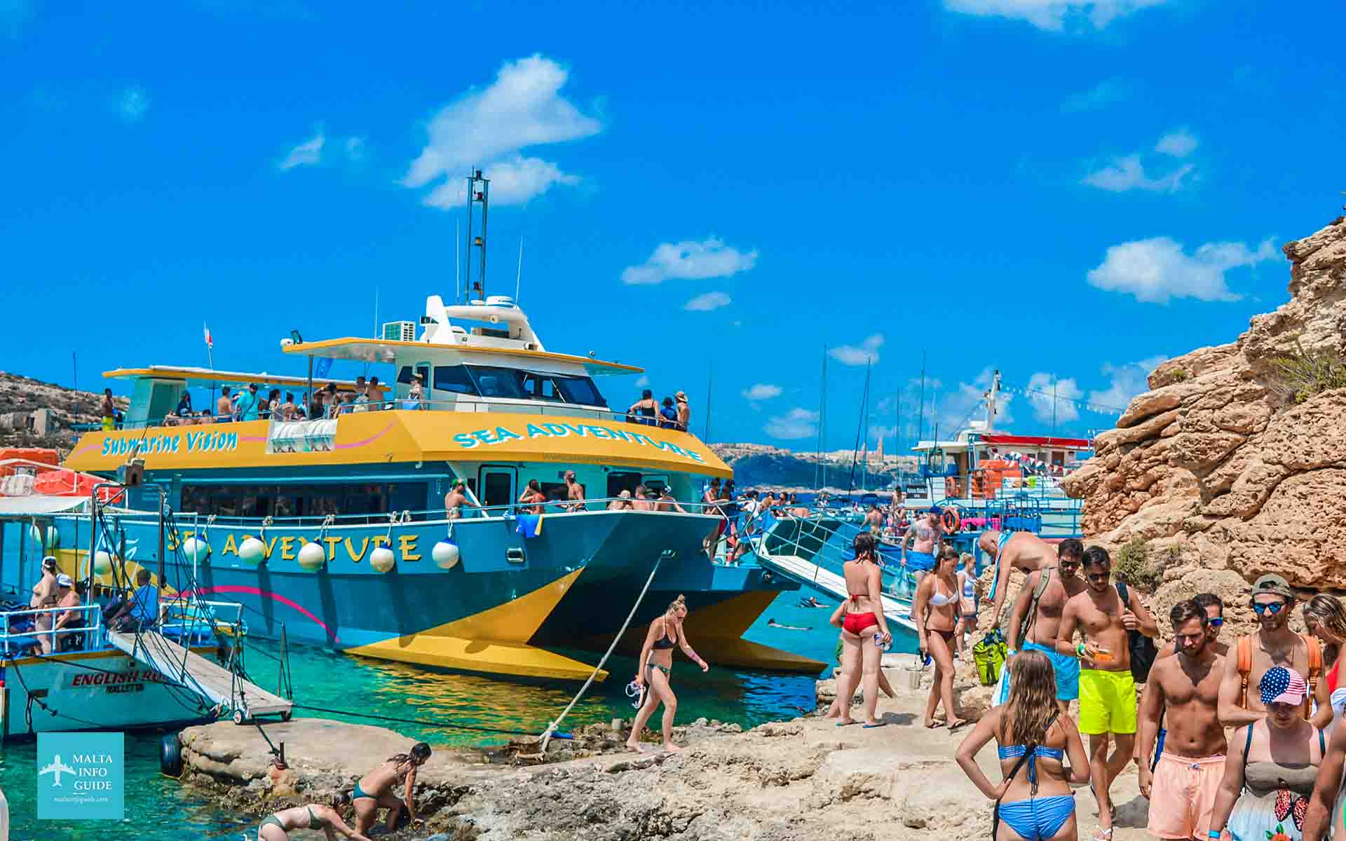 Catamaran d'excursions Sea Adventure amarré au Blue Lagoon Comino.