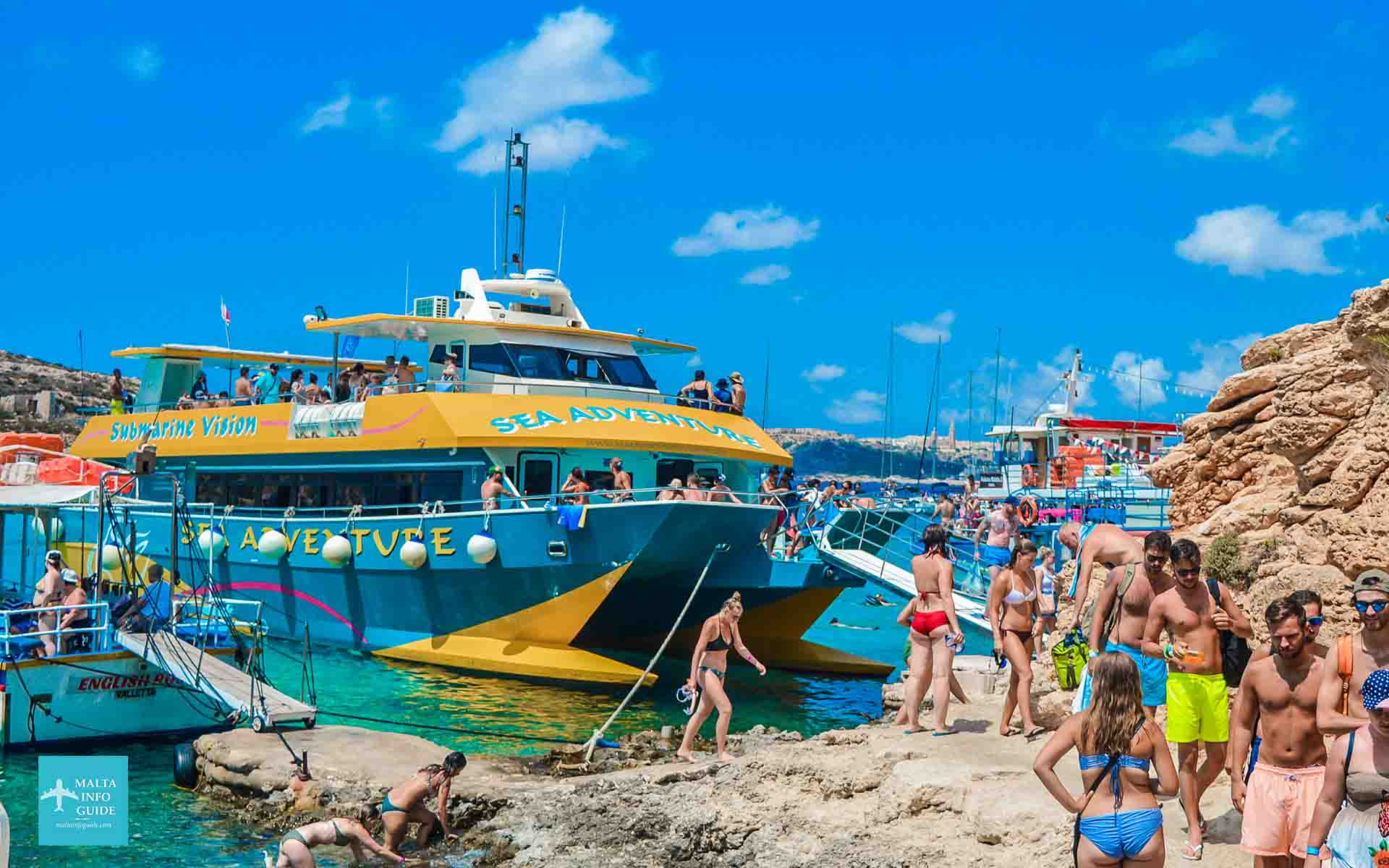 Katamaran wycieczkowy Sea Adventure zacumowany w Blue Lagoon Comino