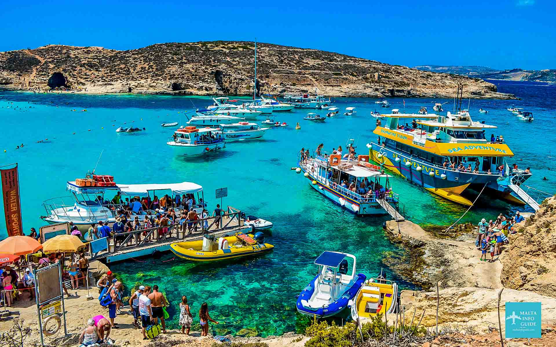 Barche ancorate nella cristallina Laguna Blu di Comino.