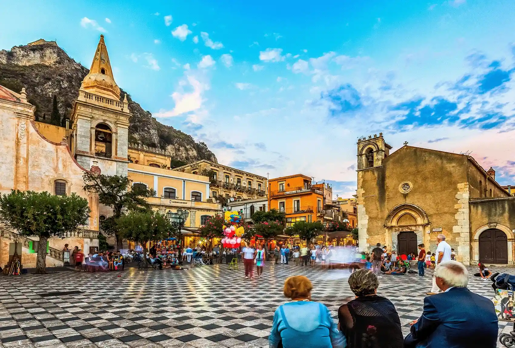 Piazza storica di Taormina, in Sicilia.