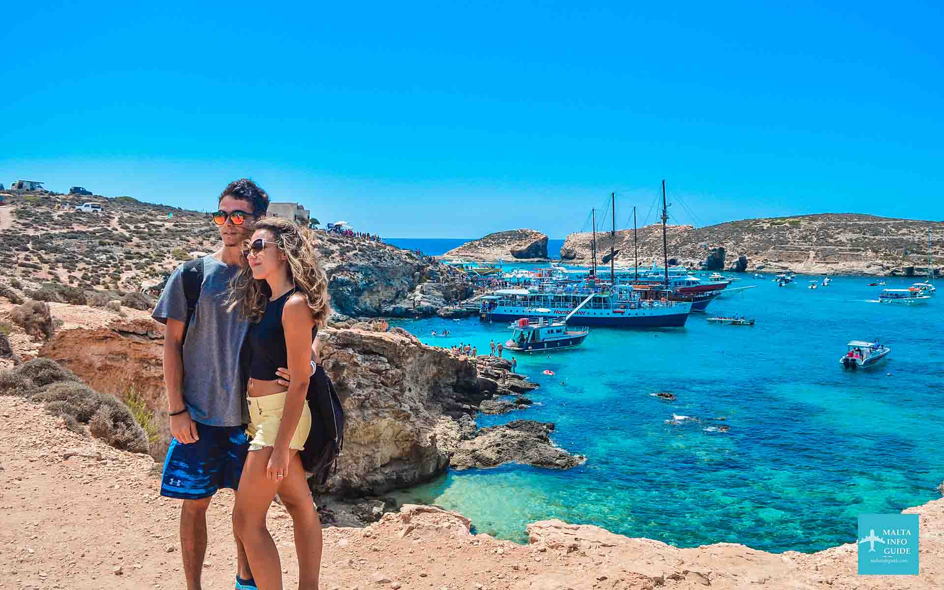 Un couple posant devant Blue Lagoon.