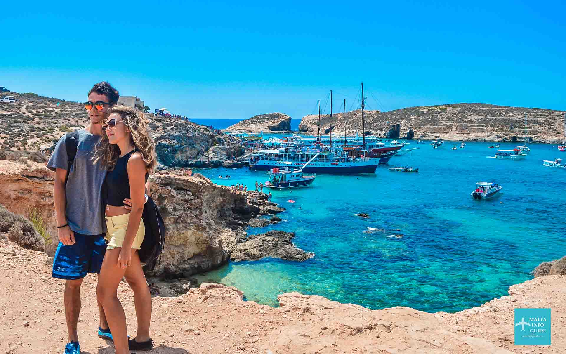 Una pareja posando frente a Blue Lagoon.