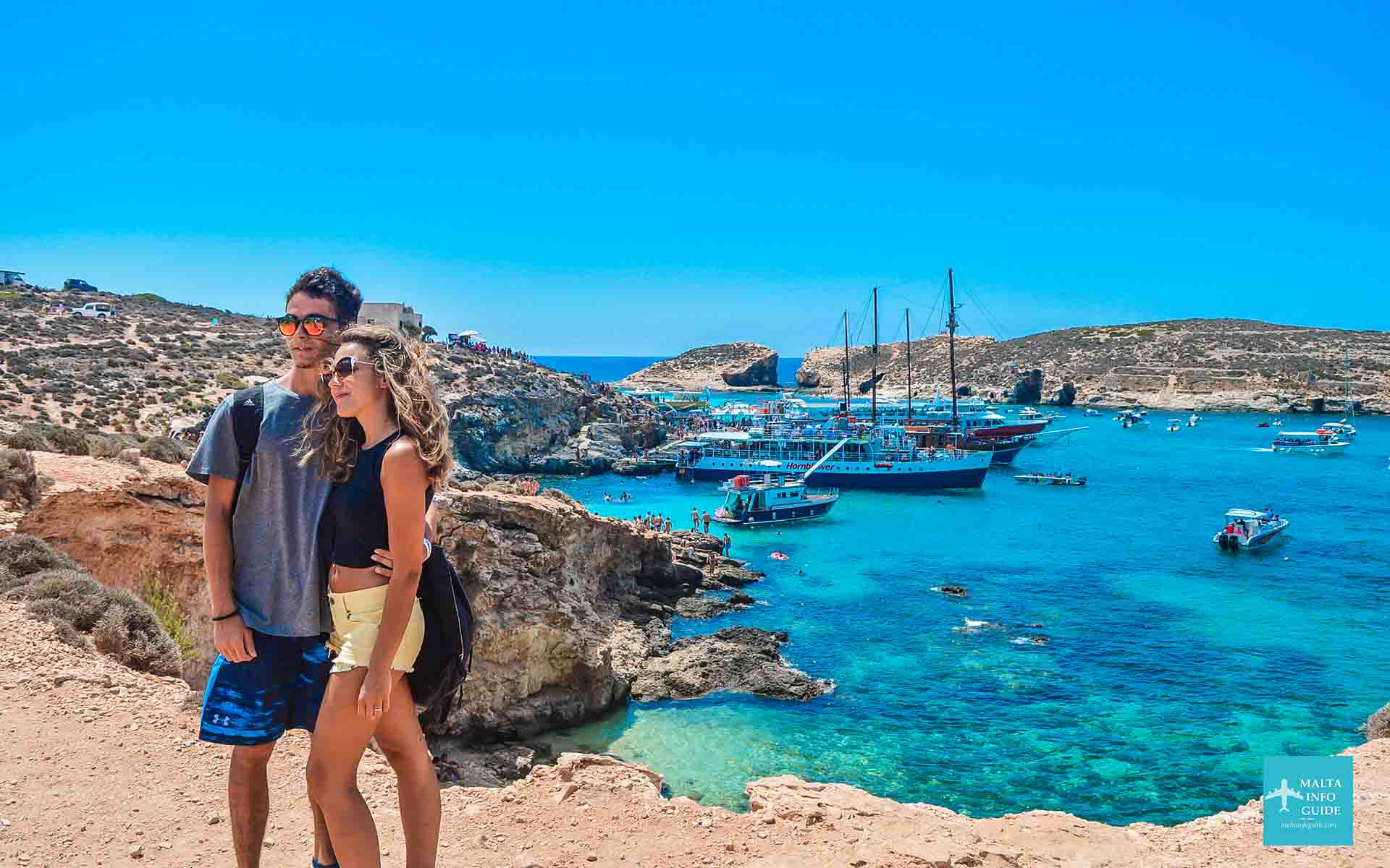 Una coppia in posa davanti alla Laguna Blu