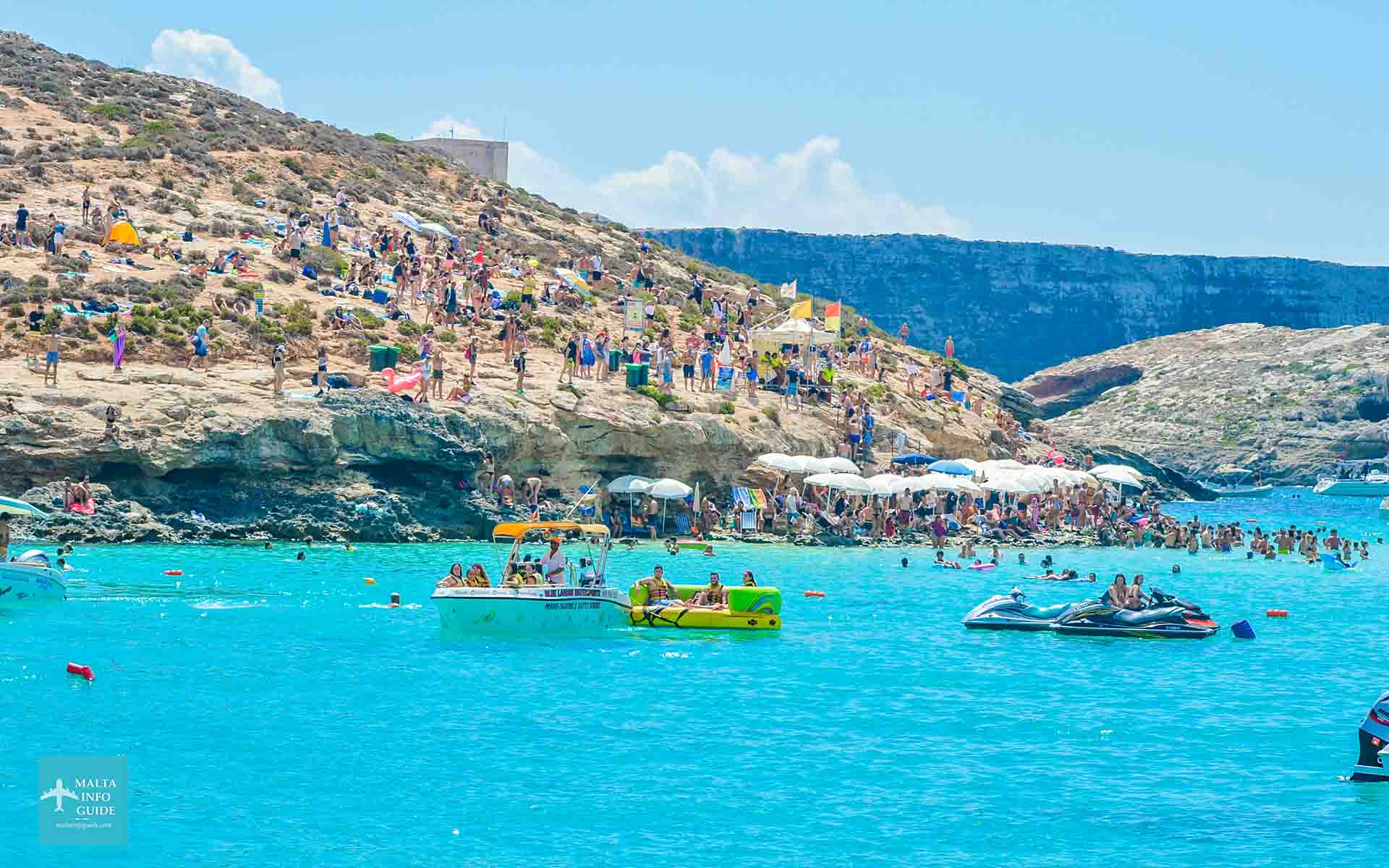 Des gens nageant dans des eaux cristallines.