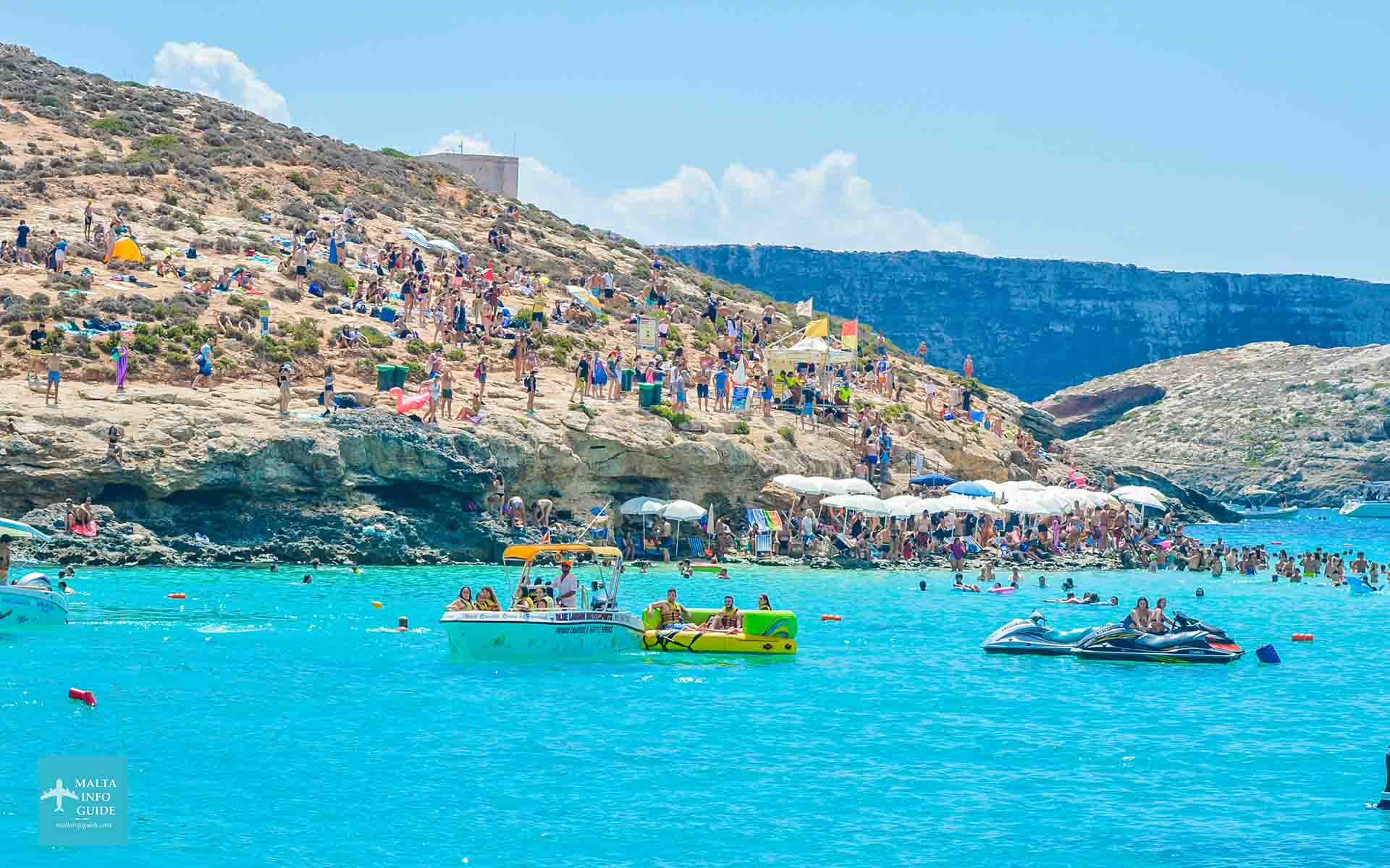 Gente en la cubierta superior del barco a Comino.