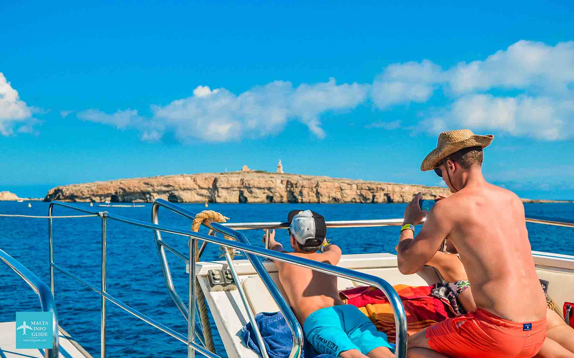 Un padre y un hijo mirando las islas de St. Paul.