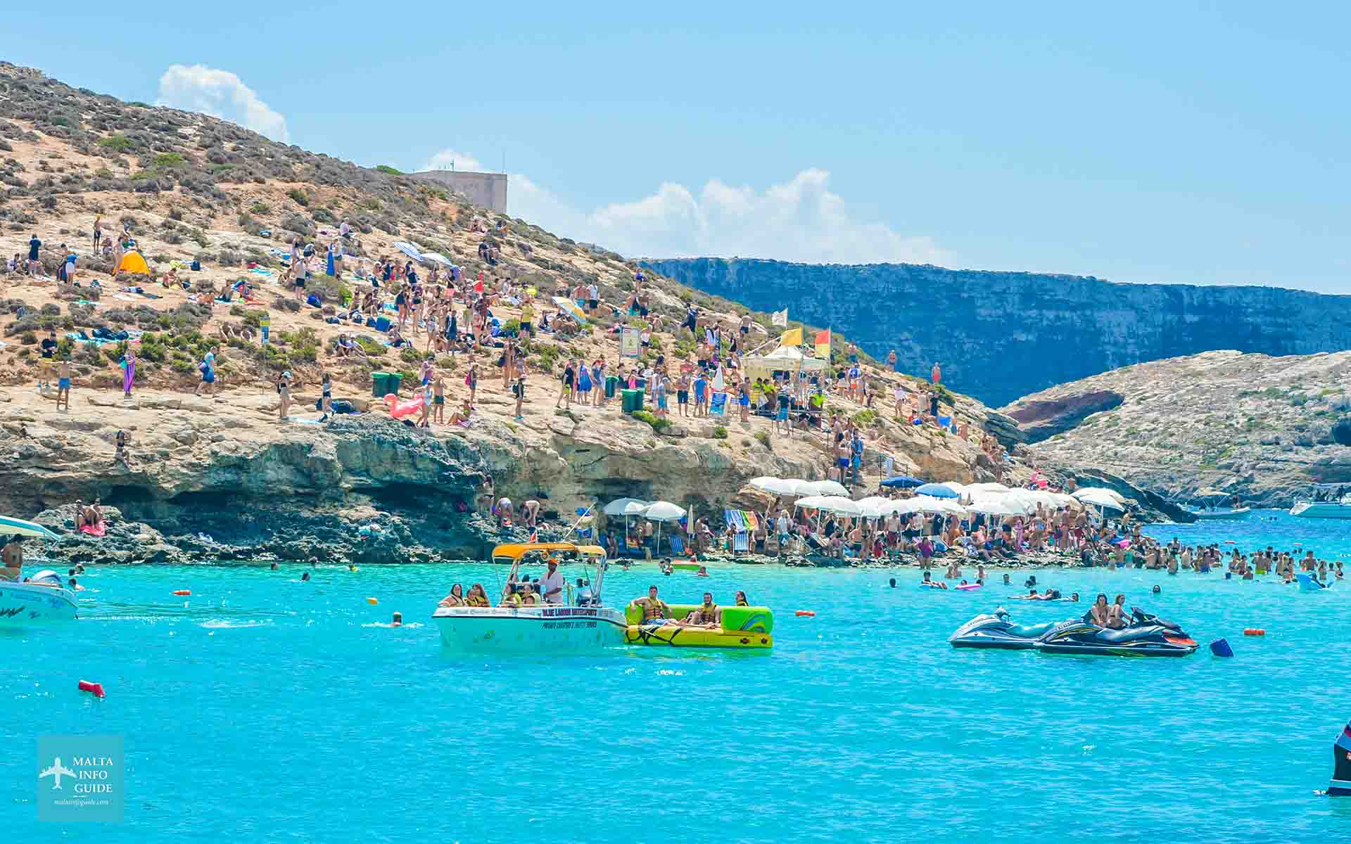 Persone sul ponte superiore della barca per Comino
