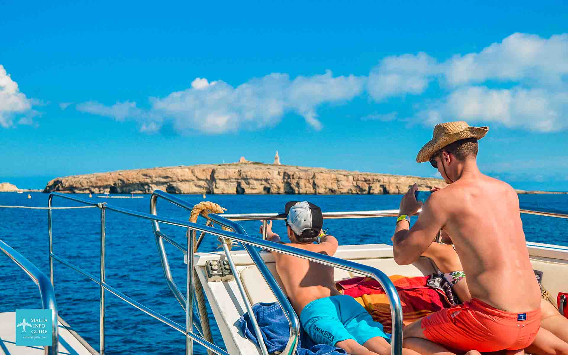Un padre e un figlio che guardano le Isole di San Paolo