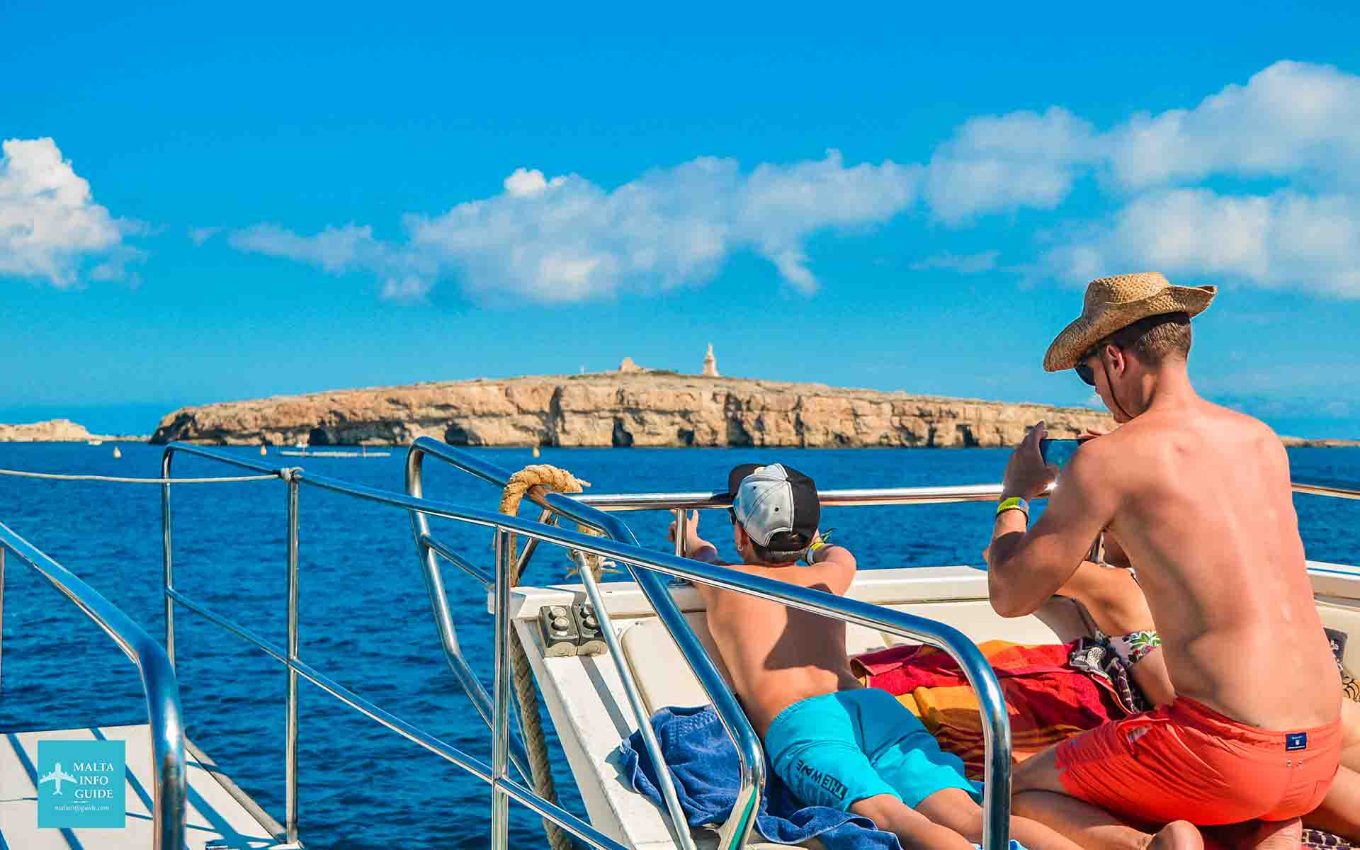 Un père et son fils regardant les îles Saint-Paul.