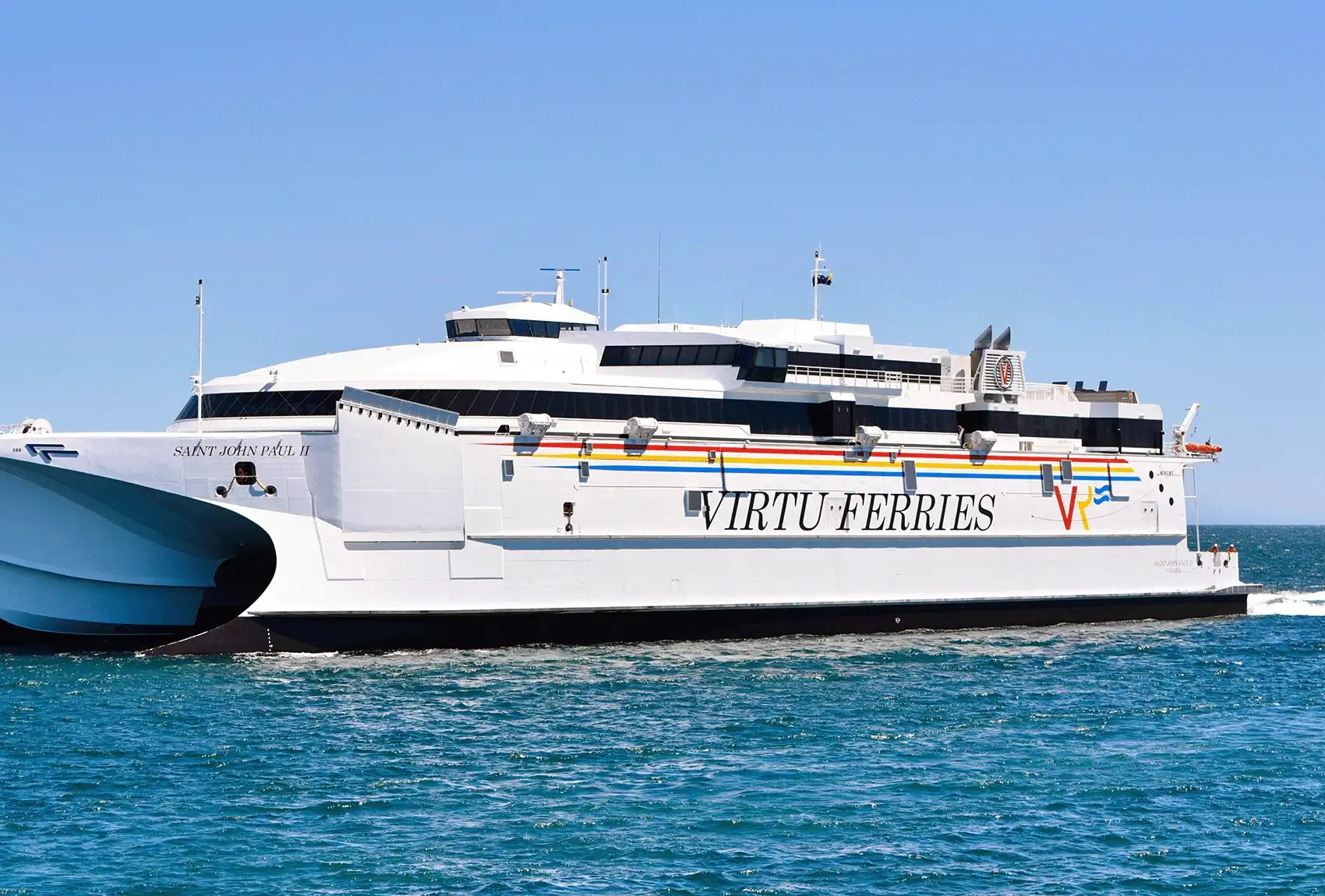 Nave ad alta velocità di Virtu Ferries in mare.