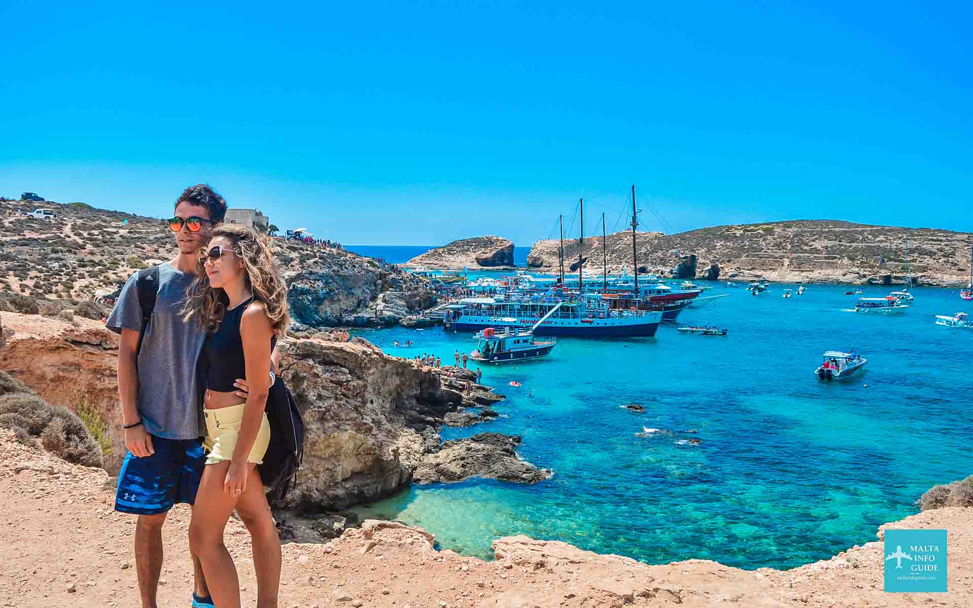 Para pozuje przed Błękitną Laguną