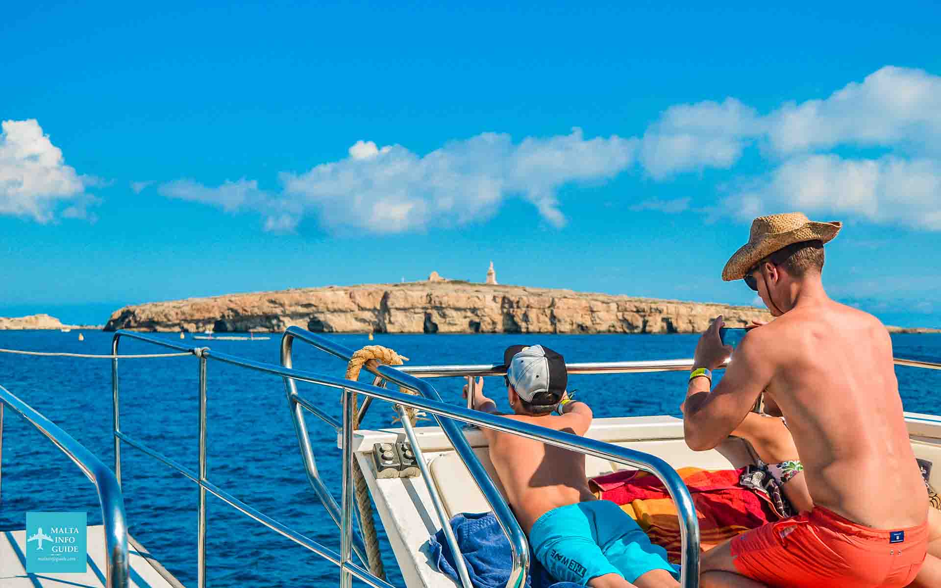 Ojciec i syn patrzący na Wyspy Świętego Pawła