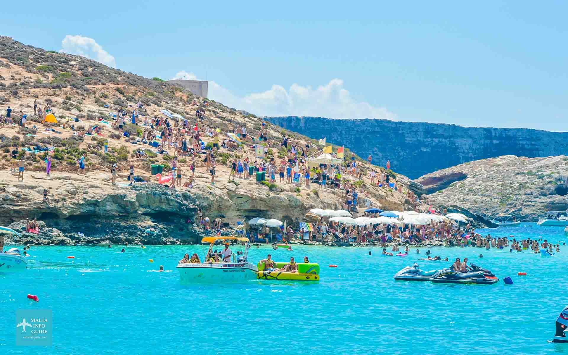 Ludzie na górnym pokładzie łodzi do Comino

.