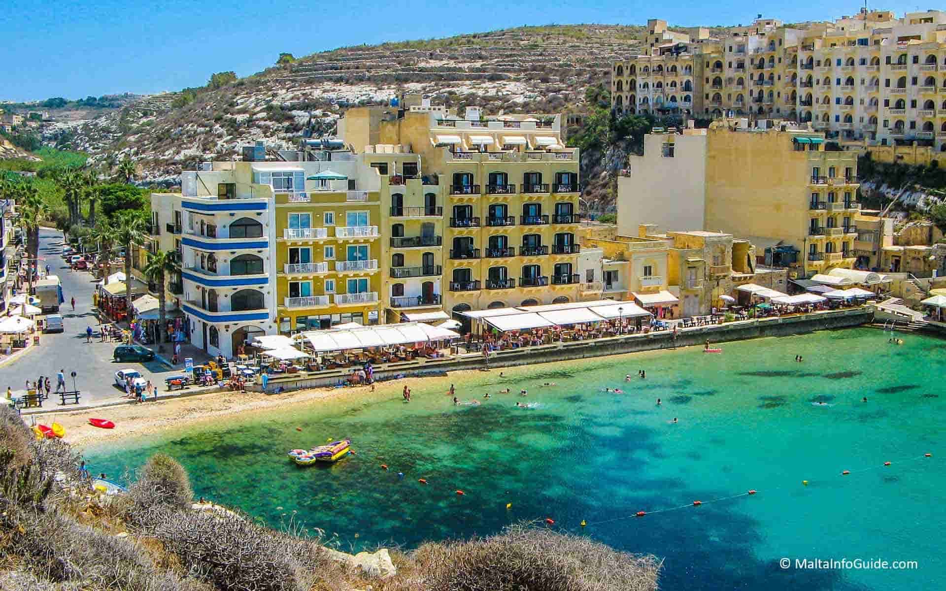 Xlendi Bay mit Hotels und vielen Restaurants, um Ihren Urlaub auf Gozo zu genießen